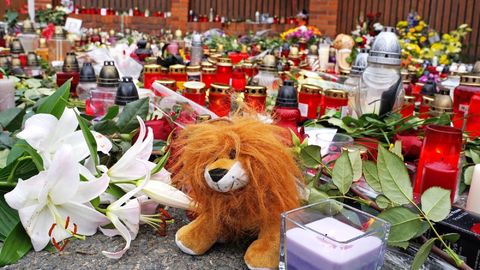 Pieta před domem Karla Gotta.