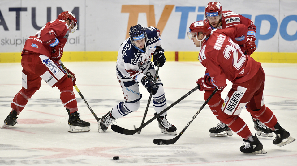 Zleva Patrik Hrehorčák z Třince, Jan Schleiss z Vítkovic, Martin Gernát a Vladimír Roth z Třince.