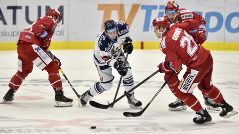 Zleva Patrik Hrehorčák z Třince, Jan Schleiss z Vítkovic, Martin Gernát a Vladimír Roth z Třince.
