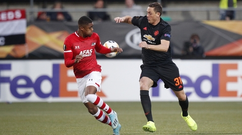 Nemanja Matič z United (vpravo) při zápase proti Alkmaaru.