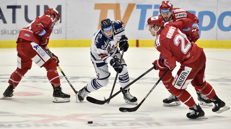 Zleva Patrik Hrehorčák z Třince, Jan Schleiss z Vítkovic, Martin Gernát a Vladimír Roth z Třince.