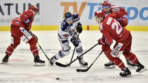Zleva Patrik Hrehorčák z Třince, Jan Schleiss z Vítkovic, Martin Gernát a Vladimír Roth z Třince.