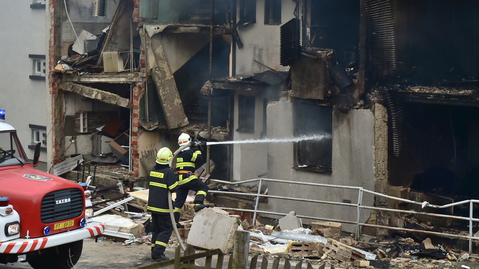 Hasiči při zásahu v bytovém domě v Lenoře na Prachaticku. 