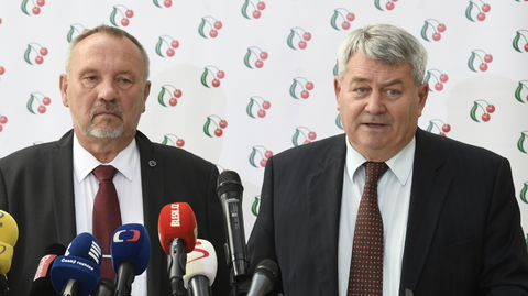 Zleva předseda klubu KSČM Pavel Kováčik a předseda strany Vojtěch Filip.