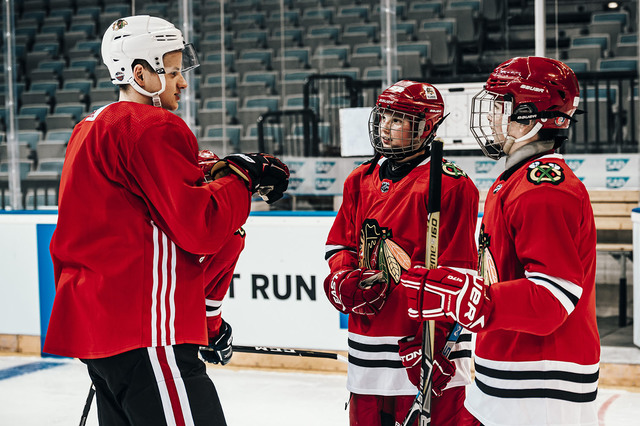 Malí hokejisté dostávají cenné rady. 