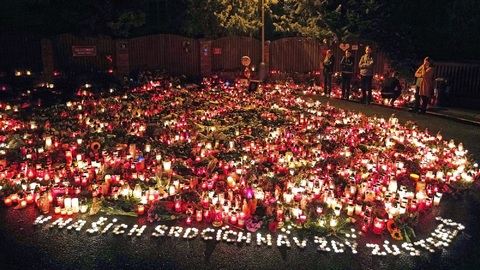 Davy truchlících stále proudí ke Gottově vile. 