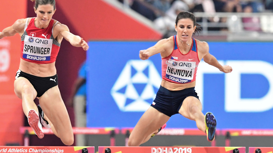 Zuzana Hejnová z ČR (vpravo) ve finále běhu na 400 metrů překážek.