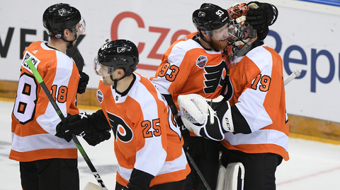 Hráči Philadelphie (zleva) Tyler Pitlick, James van Riemsdyk, Jakub Voráček a Carter Hart se radují z výhry.