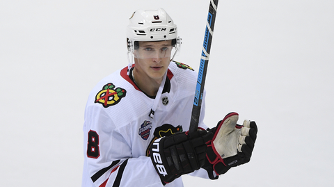 Dominik Kubalík z Chicaga po skončení zápasu děkuje fanouškům.