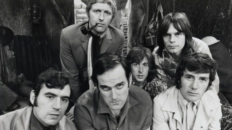 Dolní řada zleva: Terry Jones, John Cleese a Michael Palin. Horní řada zleva: Graham Chapman, Eric Idle a Terry Gilliam.