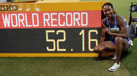 Američanka Dalilah Muhammadová u tabule s rekordem.