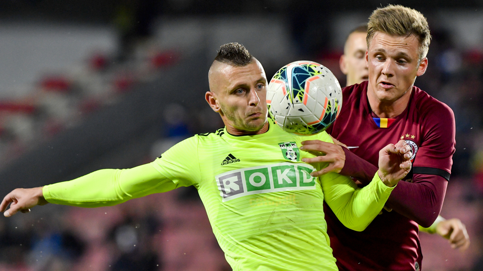 Zleva Matúš Čonka z Karviné a Martin Graiciar ze Sparty.