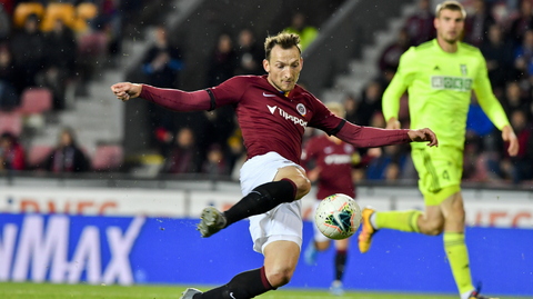 Libor Kozák ze Sparty střílí svůj první gól v utkání.