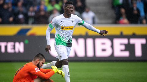 Smutný brankář Augsburgu Tomáš Koubek (na zemi).