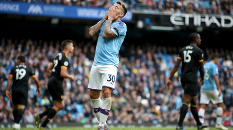 Nicolas Otamendi ze City nevěří svým očím.