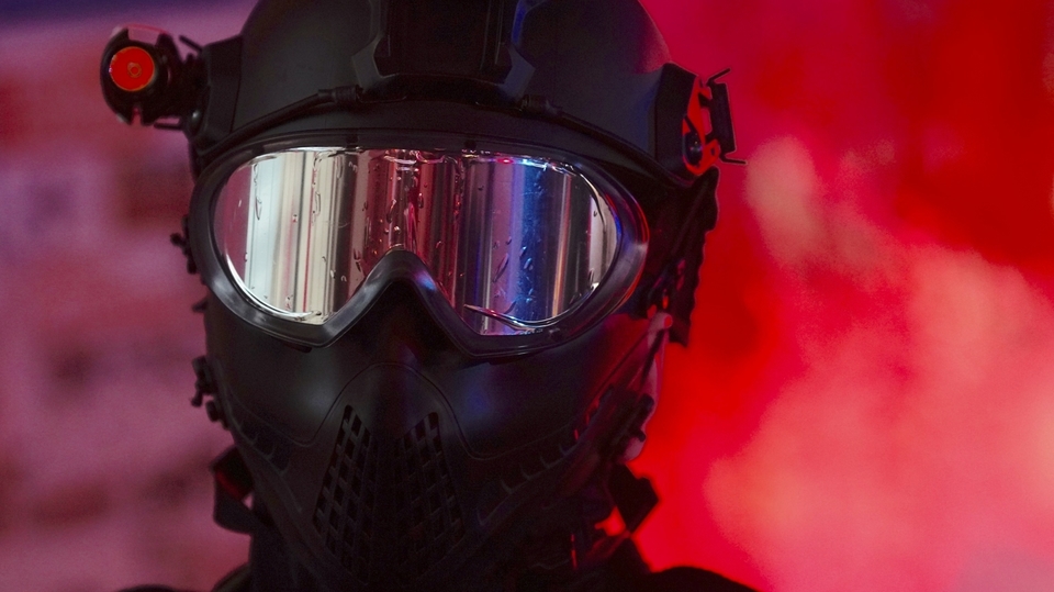 Demonstranti jsou velmi kreativní v maskování. 