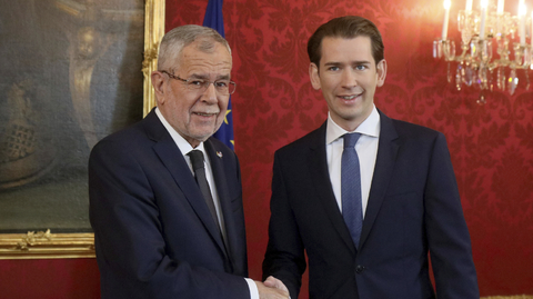 Rakouský prezident Alexander Van der Bellen (vlevo) a předseda Rakouské lidové strany Sebastian Kurz (vpravo).
