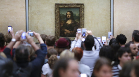 Mona Lisa v pařížském muzeu Louvre.