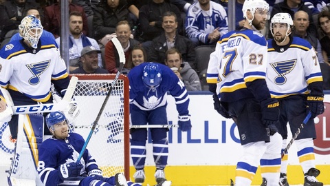Momentka ze třetí třetiny v utkání mezi Torontem (v modrém) a St. Louis.