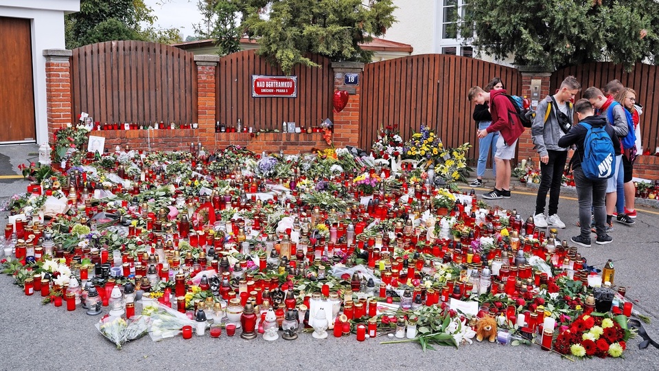 Pieta před vilou Karla Gotta. 