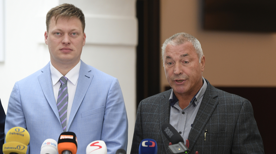 Lukáš Černohorský (vlevo), Josef Hájek (vpravo), vyšetřovací komise k privatizaci OKD.