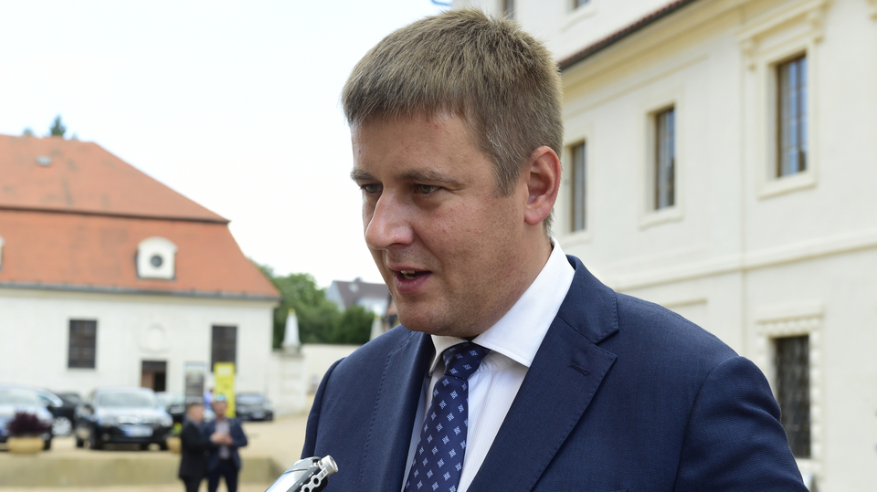 Ministr zahraničí Tomáš Petříček hovořící s novináři.