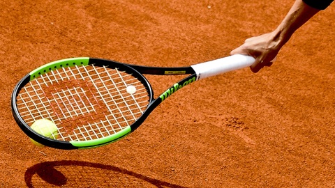 Nejstarší šampion Roland Garros zemřel, rozloučil se i Nadal.