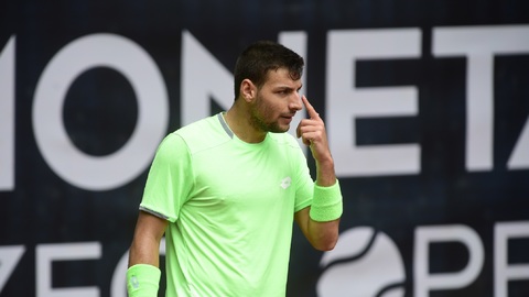 Španělský tenista Zapata Miralles byl vyloučen z turnaje kvůli kurióznímu důvodu. 