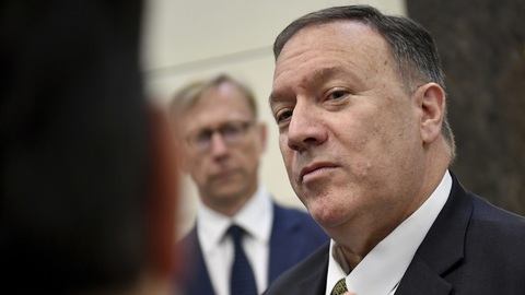 Americký ministr zahraničí Mike Pompeo (na snímku) brání rozhodnutí Donalda Trumpa.