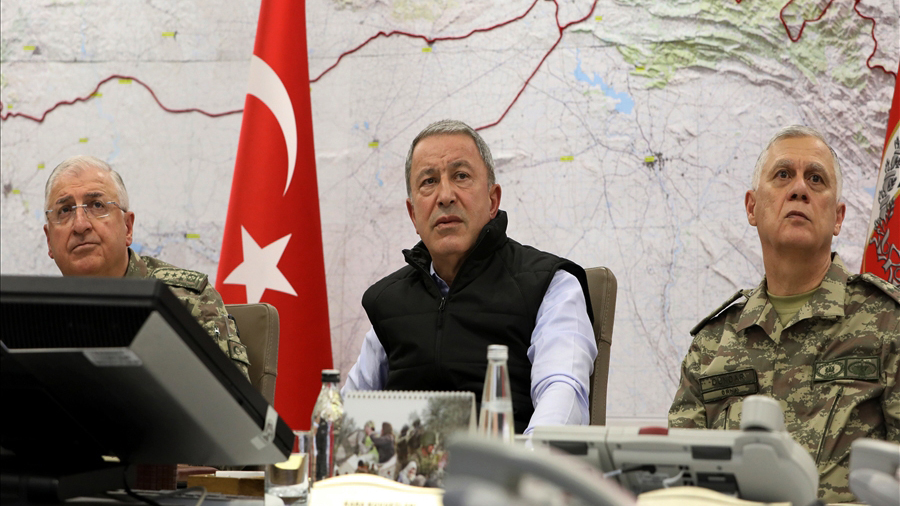 Turecký ministr obrany Hulusi Akar (uprostřed) s náčelníkem generálního štábu Yasarem Gulerem (vlevo) a Gen. Umitem Dundarem.
