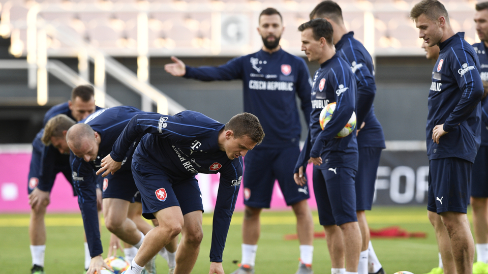 Čeští fotbalisté při tréninku před kvalifikačním zápasem proti Anglii.
