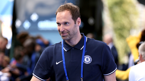 Petr Čech v tričku s logem londýnské Chelsea.