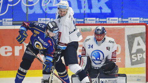 Zleva Jiří Ondráček ze Zlína, Michal Houdek z Plzně a brankář Plzně Dominik Frodl.