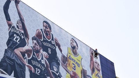 Upoutávka na přípravné utkání mezi Lakers a Nets.