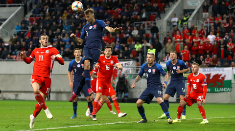 Slovák Norbert Gyomber odhlavičkovává míč z pokutového území.