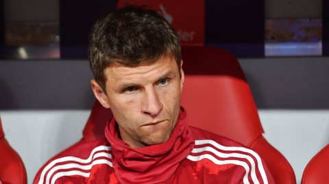 Thomas Müller při vysedávání na lavičce Bayernu.