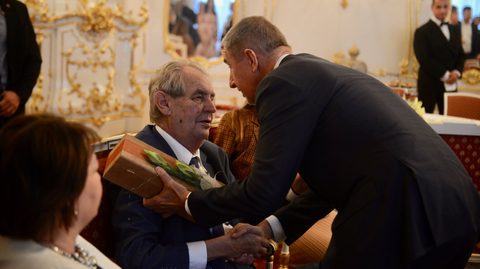 Premiér Andrej Babiš (vpravo) gratuluje na Pražském hradě prezidentu Miloši Zemanovi k 75. narozeninám.