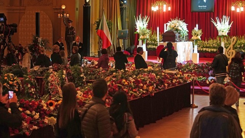 Loučení s Karlem Gottem v pražském Žofíně.