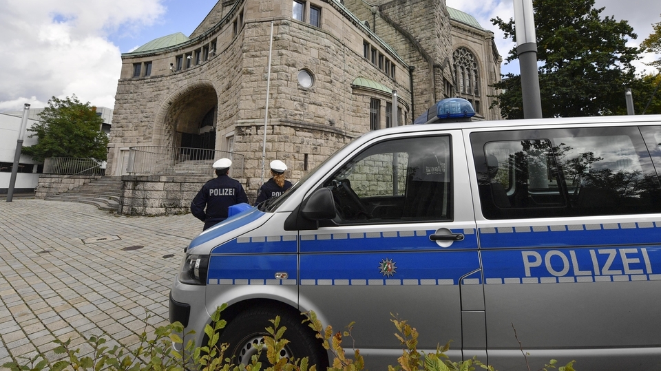 Němečtí policisté před synagogou v Esse (ilustrační foto). 