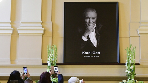 Fotografie Karla Gotta v pražském paláci Žofín.