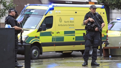 V nákupním centru bylo po útoku pět zraněných.