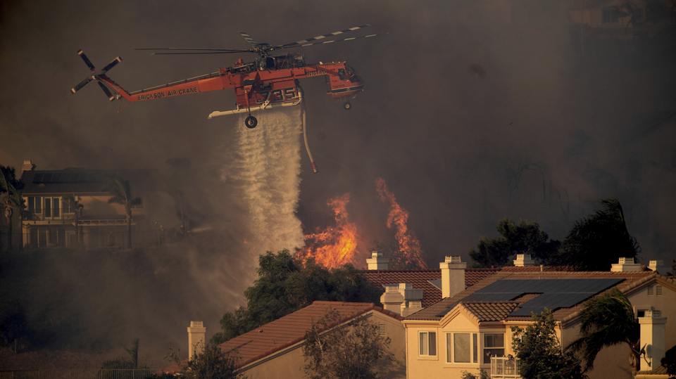 Oheň zasáhl severní okraje Los Angeles.