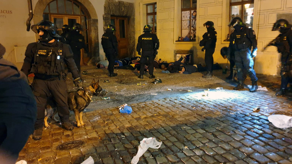 Policisté museli v centru Prahy zakročit proti fotbalovým příznivcům.