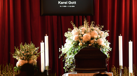 Se zesnulým Karlem Gottem se přišlo rozloučit na 49 tisíc lidí.