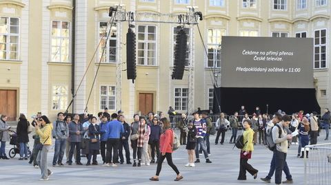 Obrazovky na Hradě začali sledovat zájemci o přenos mše.