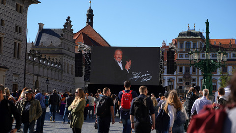 V katedrále sv. Víta skončila mše za Karla Gotta.