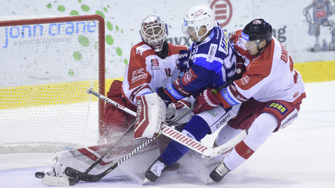 Zleva brankář Olomouce Branislav Konrád, Jan Hruška z Brna a Jiří Ondrušek z Olomouce.