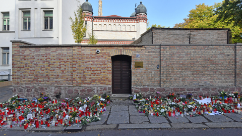 Pietní místo před synagogou ve městě Halle.