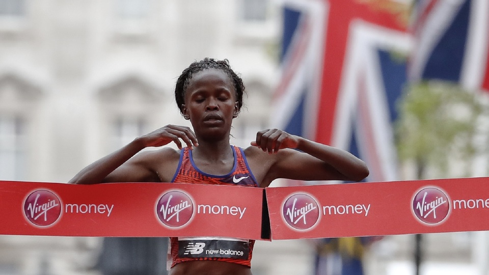 Keňská vytrvalkyně Brigid Kosgeiová zaběhla v Chicagu světový rekord v maratonu.