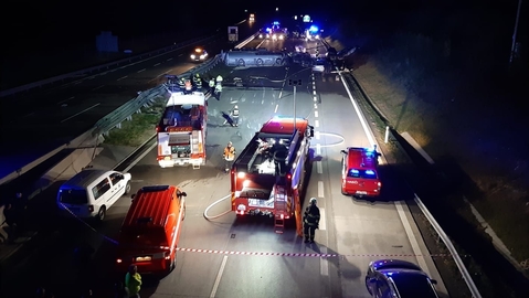 Při nehodě shořela čtyři auta, jeden člověk zemřel.